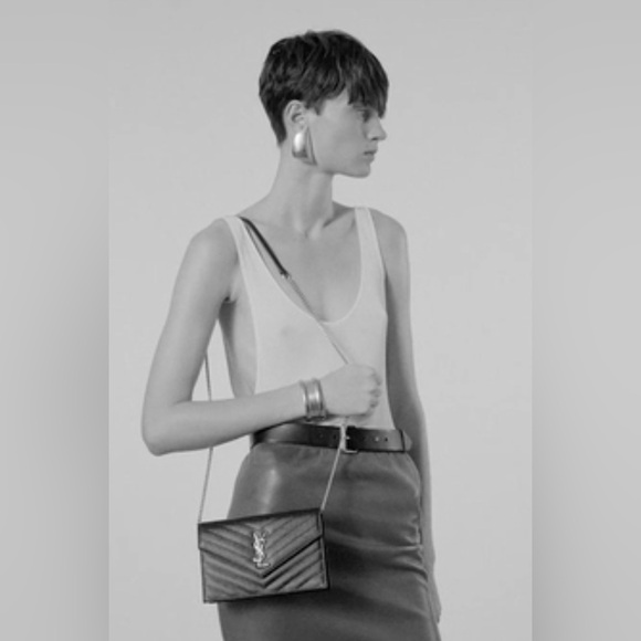 CASSANDRE ENVELOPE CHAIN WALLET IN GRAIN DE POUDRE LEATHER - Picture 7 of 14